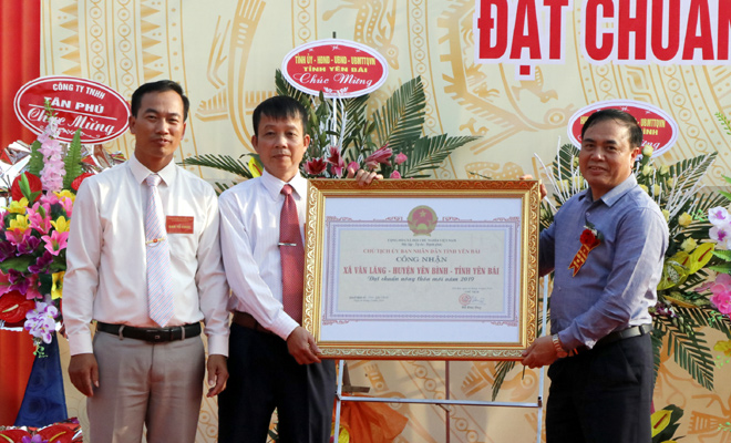 Đồng chí Trần Thế Hùng - Giám đốc Sở Nông nghiệp và Phát triển nông thôn tỉnh trao Bằng công nhận đạt chuẩn NTM cho Đảng bộ, chính quyền nhân dân xã Văn Lãng.