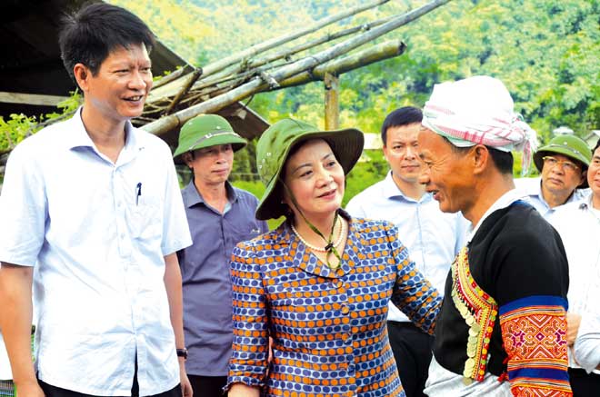 Đồng chí Bí thư Tỉnh ủy, Chủ tịch HĐND tỉnh Phạm Thị Thanh Trà nắm bắt tình hình thực hiện nhiệm vụ phát triển kinh tế - xã hội và công tác xây dựng Đảng tại thôn Đồng Ruộng, xã Kiên Thành, huyện Trấn Yên. (Ảnh: Thanh Tân)