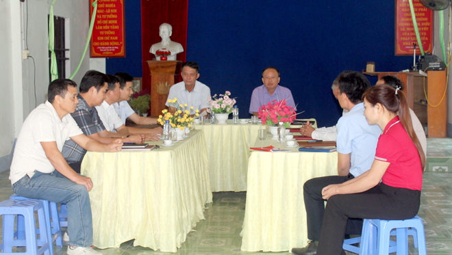 Lãnh đạo huyện Văn Yên kiểm tra công tác chuẩn bị nhân sự cho đại hội Đảng tại Chi bộ thôn Trung Tâm, xã Đông Cuông.