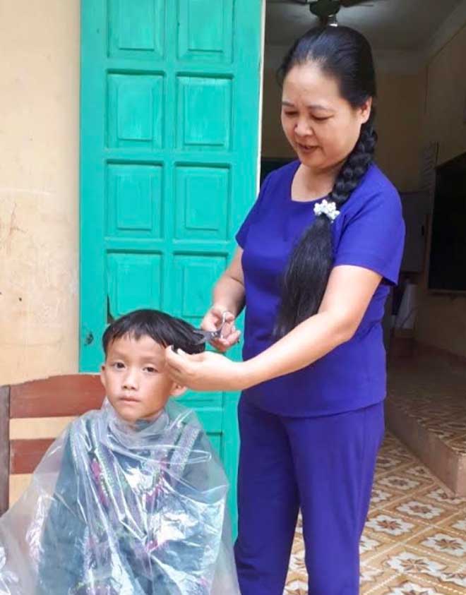 Cô Lương Thị Minh Phương tận tình chăm sóc học trò của mình.
