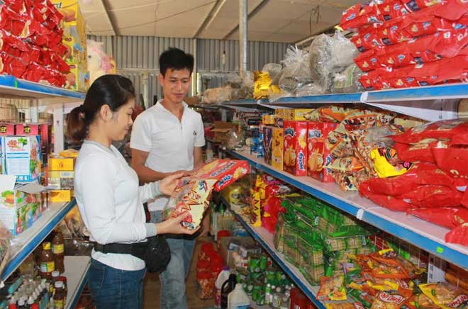 Ngoài vườn cam cho thu 200 triệu đồng/năm, Triệu Ngọc Hoài còn năng động mở cửa hàng tạp hóa ở xã Vĩnh Lạc (Lục Yên).