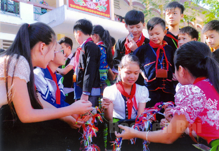 Học sinh Trường PTDT nội trú huyện Văn Chấn tập làm quả còn của dân tộc Thái. Ảnh Thanh Chi