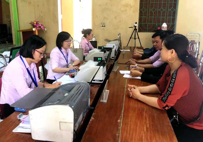 Một buổi giao dịch của Phòng Giao dịch Ngân hàng Chính sách xã hội huyện Văn Chấn tại cơ sở.