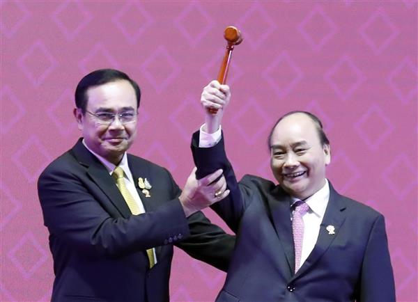 Việt Nam đã chính thức đảm nhận vai trò Chủ tịch ASEAN 2020. Ảnh:  Ủy viên Bộ Chính trị, Thủ tướng Chính phủ Nguyễn Xuân Phúc nhận búa Chủ tịch ASEAN từ Thủ tướng Thái Lan Prayuth Chan-o-cha tại Hội nghị Cấp cao ASEAN 35 bế mạc ngày 4/11 vừa qua.