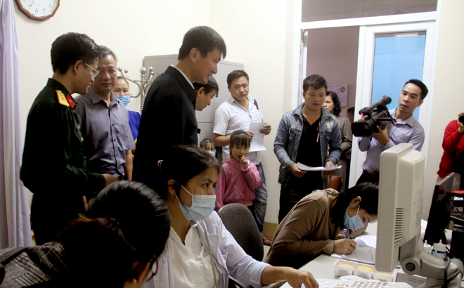 Chủ tịch UBND tỉnh Trần Huy Tuấn động viên các y bác sỹ và các gia đình có trẻ khám sàng lọc theo chương trình.