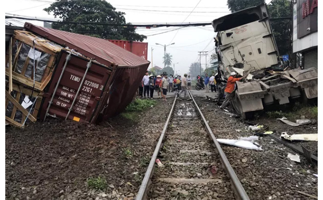 Vụ tai nạn khiến container đứt làm đôi, đầu tàu hỏa bị hư hỏng