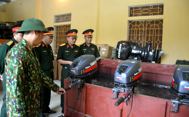 Đại tá Trần Công Ứng (thứ 2 phải sang) kiểm tra điều kiện vật chất ứng phó thiên tai.