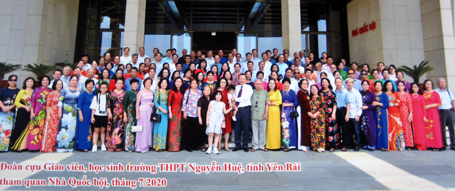 Các cựu giáo viên, học sinh khóa 1972 - 1975 Trường cấp IIIA (Nay là Trường THPT Nguyễn Huệ) thăm Nhà Quốc hội.