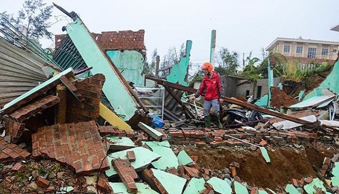 Nhiều nhà dân tại Quảng Ngãi bị sập do bão số 9.
