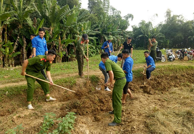 Tuổi trẻ huyện Trấn Yên tham gia vệ sinh môi trường.