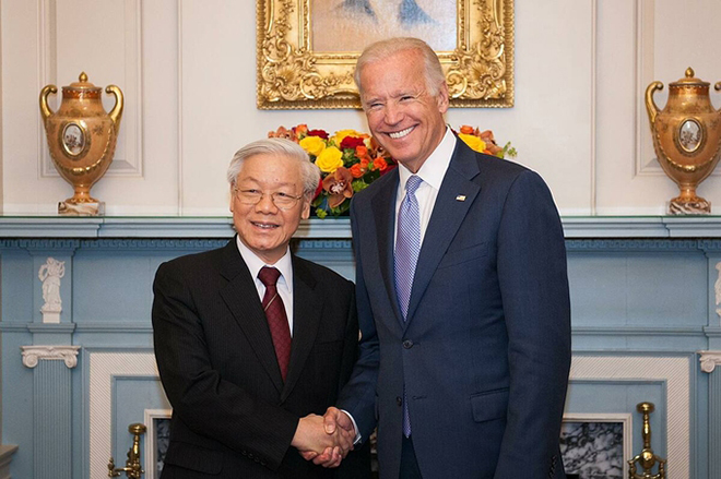 Ông Joe Biden bắt tay Tổng Bí thư Nguyễn Phú Trọng trong bữa tiệc trưa tại Bộ Ngoại giao Mỹ ở Washington, D.C ngày 7/7/2015.