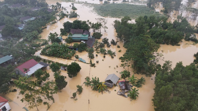 Thiên tai, lũ lụt gây thiệt hại nghiêm trọng cho miền Trung về người và của