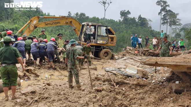 Hiện trường vụ sạt lở núi kinh hoàng ở xã Trà Leng.