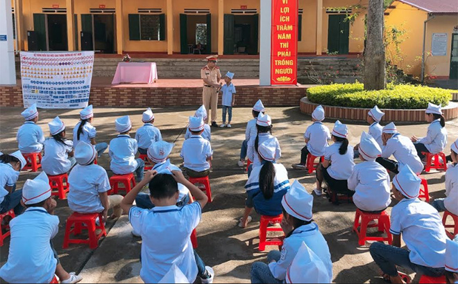 Cảnh sát giao thông - Trật tự, Công an huyện Văn Chấn tuyên truyền pháp luật về ATGT tại Trường Tiểu học Đồng Khê.