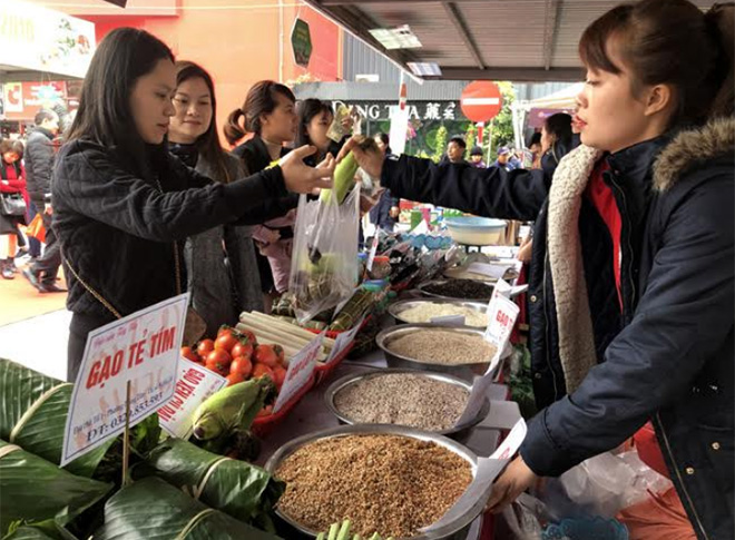 Khách hàng tham quan và mua sản phẩm tại Tuần lễ “Giới thiệu hàng nông sản tỉnh Yên Bái năm 2019” tại Siêu thị Big C Thăng Long, Hà Nội.