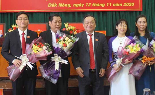 Ông Nguyễn Đình Trung (ngoài cùng bên trái) nhận hoa chúc mừng.