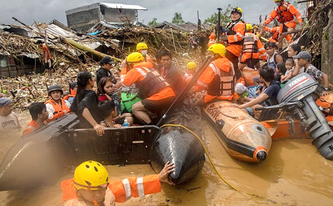 Cứu hộ người dân Philippines trong bão Vamco.