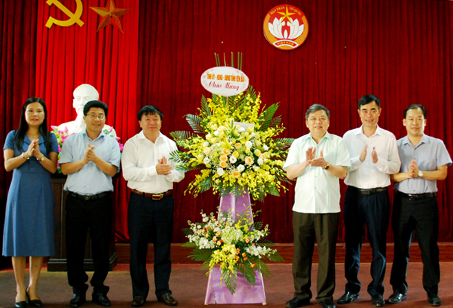 Đồng chí Dương Văn Thống - Phó Bí thư Thường trực Tỉnh ủy (khóa XVIII) tặng hoa chúc mừng Ban Thường trực Ủy ban MTTQ Việt Nam tỉnh Yên Bái nhân Ngày truyền thống Mặt trận Tổ quốc Việt Nam (18/11/2019).