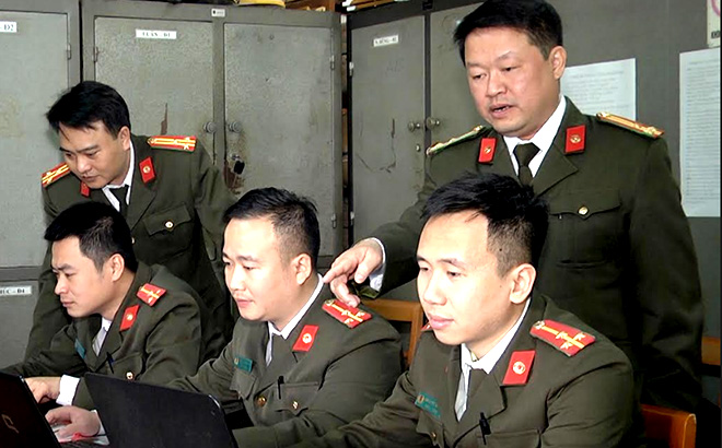 Thượng tá Nguyễn Thành Phương - Trưởng phòng An ninh chính trị nội bộ, Công an tỉnh chỉ đạo lực lượng đấu tranh, gỡ bỏ thông tin sai sự thật trên không gian mạng. (Ảnh: Quang Tuấn)