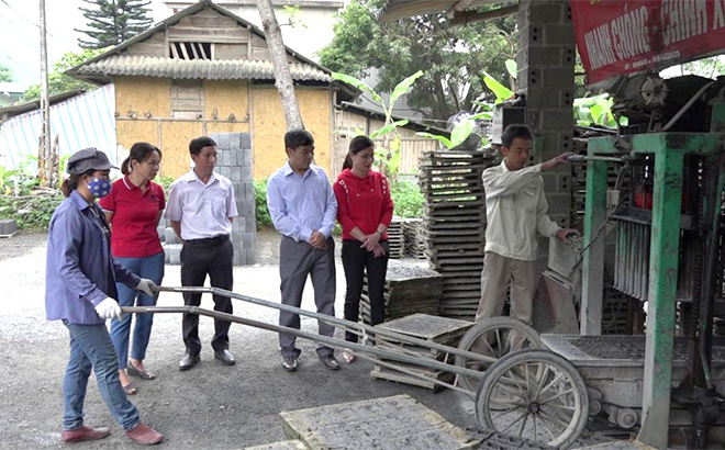 Lãnh đạo xã Đồng Khê, huyện Văn Chấn nắm bắt tình hình sản xuất, kinh doanh của các doanh nghiệp trên địa bàn.