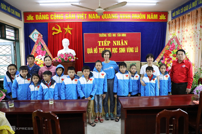 UNICEF tặng quà tại trường Tiểu học Tân Ninh.