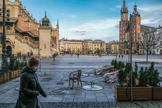 Khu quảng trường vắng bóng người ở thành phố Krakow (Ba Lan) do các biện pháp hạn chế để phòng ngừa dịch bệnh.