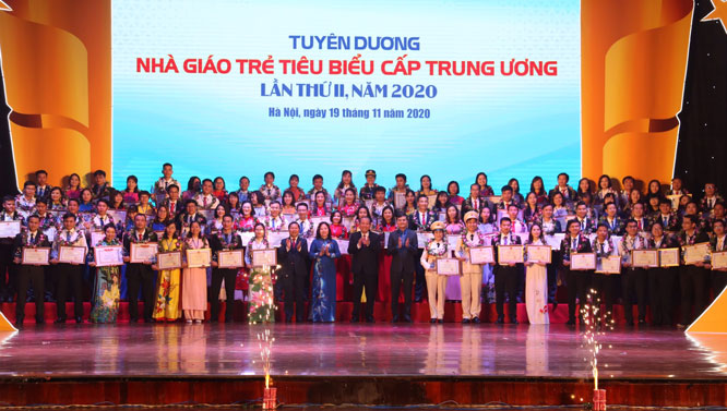 Phó Thủ tướng Thường trực Trương Hòa Bình và Bí thư Trung ương Đoàn, Chủ tịch Trung ương Hội Sinh viên Việt Nam Bùi Quang Huy trao tặng Giải thưởng “Nhà giáo trẻ tiêu biểu”.
