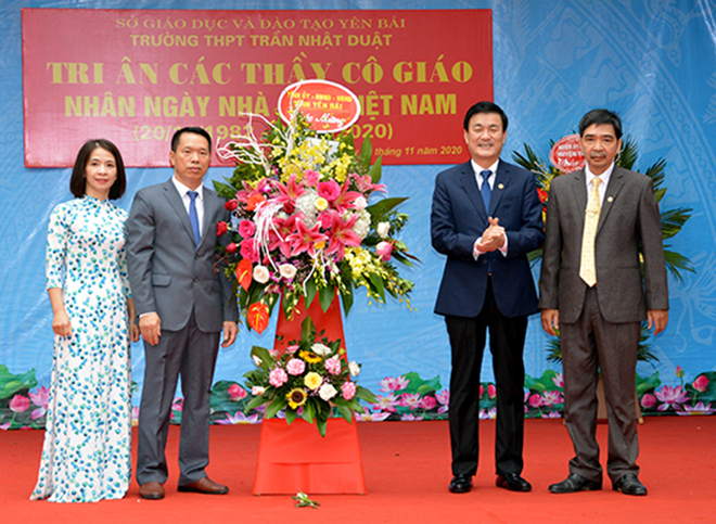 Đồng chí Phó Chủ tịch UBND tỉnh Nguyễn Chiến Thắng tặng hoa và chúc mừng các thầy, cô nhà trường nhân kỷ niệm 38 năm Ngày Nhà giáo Việt Nam 2020.