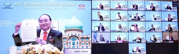 Thủ tướng Nguyễn Xuân Phúc và lãnh đạo các nền kinh tế thành viên thông qua 'Tầm nhìn APEC Putrajaya 2040' (ảnh chụp màn hình TV).