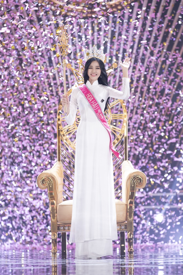 Giây phút đăng quang của Hoa hậu Đỗ Thị Hà.