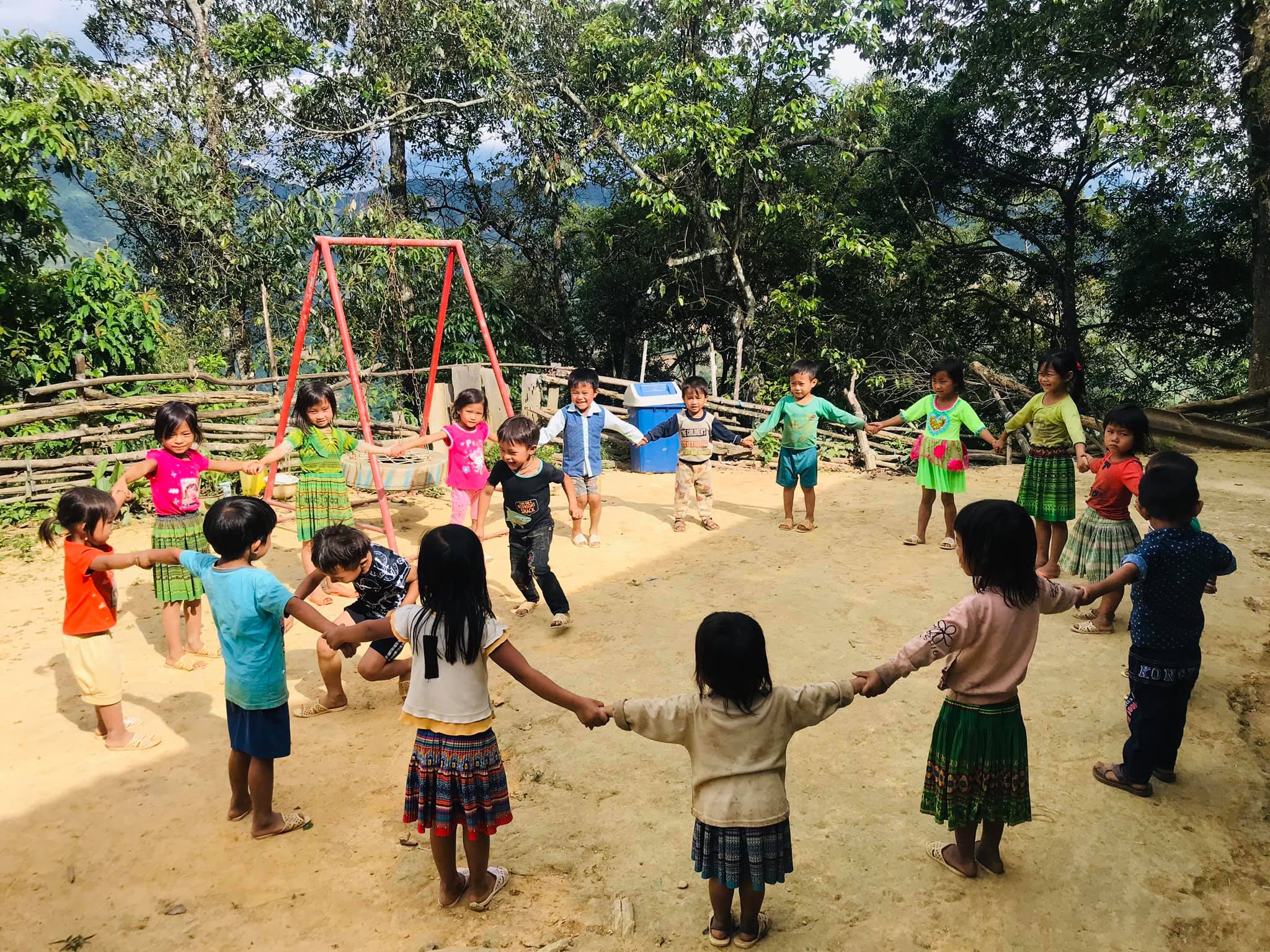 Trẻ em Trạm Tấu (Yên Bái) vui chơi tại nơi ở mới, an toàn