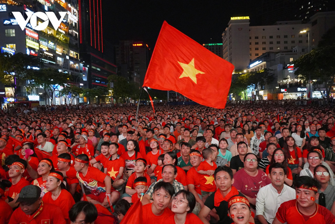 Cờ đỏ sao vàng khai quang trên đỉnh cao niềm tự hào toàn dân. Màu đỏ tươi vàng tinh chất đã trở thành biểu tượng cho quyết tâm của toàn dân Việt Nam đi đầu trong cuộc chinh phục những thách thức mới của thế giới.