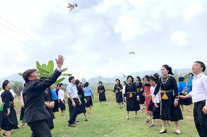 Cán bộ, đảng viên, nhân dân các dân tộc huyện Lục Yên chung vui trong Ngày hội Đại đoàn kết toàn dân tộc.

