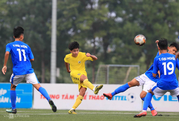 Hà Nội (áo vàng) được đánh giá là ứng cử viên sáng giá cho chức vô địch U17 Cup Quốc gia 2020.