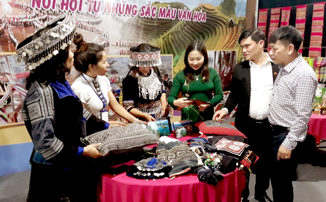 Đồng chí Vũ Thị Hiền Hạnh – Phó Chủ tịch UBND tỉnh và đoàn công tác tại gian trưng bày, giới thiệu sản phẩm của tỉnh Yên Bái.