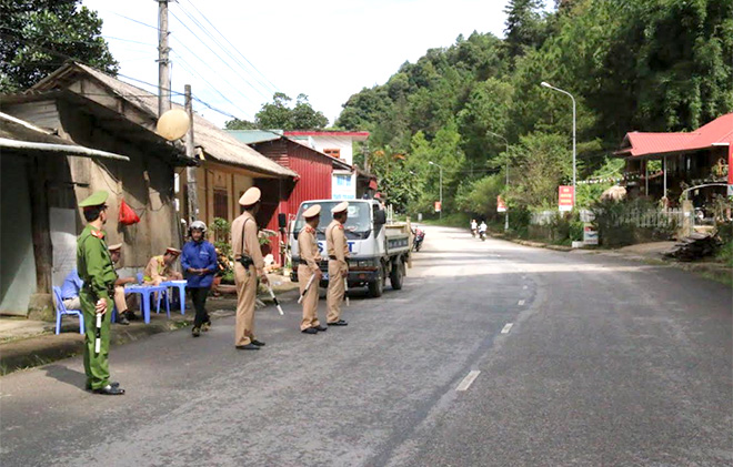 Lực lượng cảnh sát giao thông Công an huyện Mù Cang Chải tăng cường tuần tra, kiểm soát trên các tuyến đường.