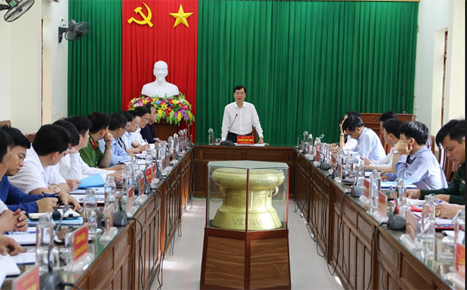 Đồng chí Nguyễn Minh Tuấn - Ủy viên Ban Thường vụ, Trưởng ban Tuyên giáo Tỉnh ủy kiểm tra việc triển khai Nghị quyết và Chương trình hành động 190 của Tỉnh ủy tại Đảng bộ huyện Trấn Yên.