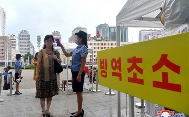 Kiểm tra thân nhiệt hành khách tại một nhà ga ở Bình Nhưỡng, Triều Tiên trong nỗ lực chống dịch COVID-19.