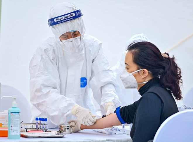 Nhân viên y tế lấy mẫu xét nghiệm SARS-CoV-2. Ảnh minh họa