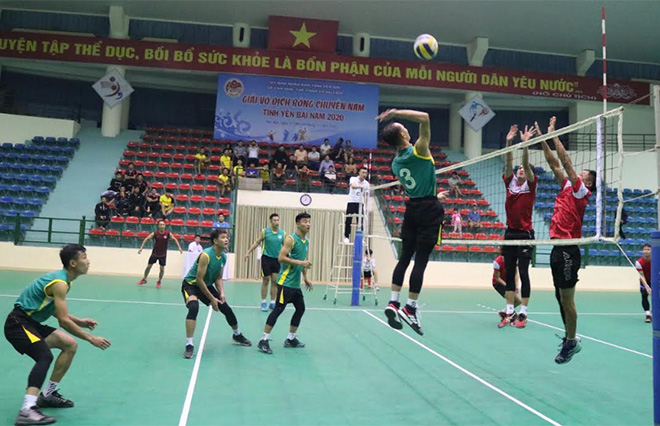Trận đấu mở màn hấp dẫn giữa đội bóng chuyền Công an tỉnh và huyện Trấn Yên.