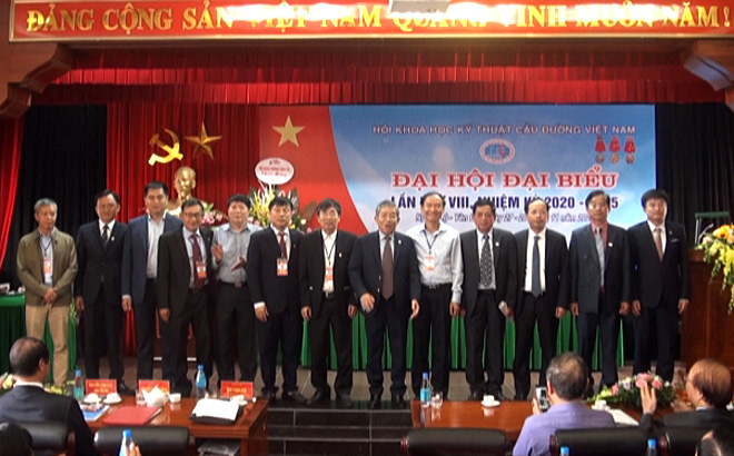 Ban Thường vụ Hội Khoa học kỹ thuật cầu đường Việt Nam khóa VIII, nhiệm kỳ 2020-2025 ra mắt Đại hội.