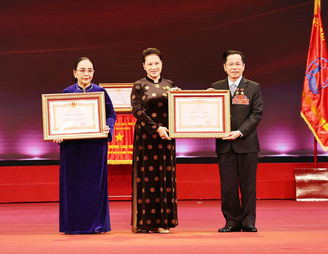 Chủ tịch Quốc hội Nguyễn Thị Kim Ngân trao danh hiệu Anh hùng Lao động cho ông Lê Văn Kiểm và bà Trần Thị Cẩm Nhung.
