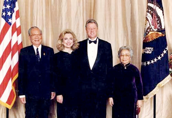 Tổng thống Mỹ Bill Clinton và phu nhân đón tiếp Chủ tịch nước Việt Nam Lê Đức Anh và phu nhân tại Mỹ năm 1995. Ảnh tư liệu
