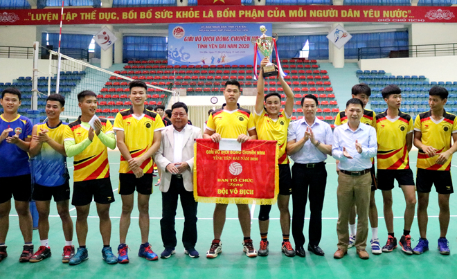 Ban tổ chức trao Cup và phần thưởng cho đội bóng chuyền huyện Lục Yên.