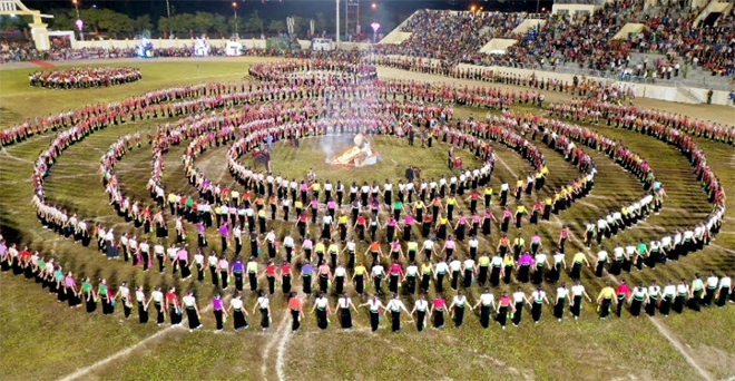 The massive Xoe Thai dance at Muong Lo festival 2020.