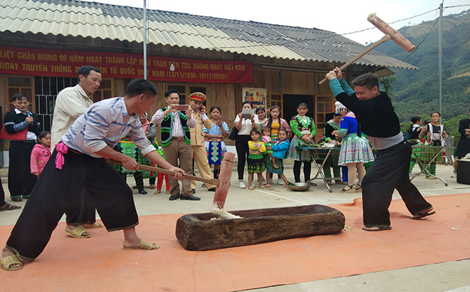 Local people take part in cultural and sports activities at the great national solidarity festival.

