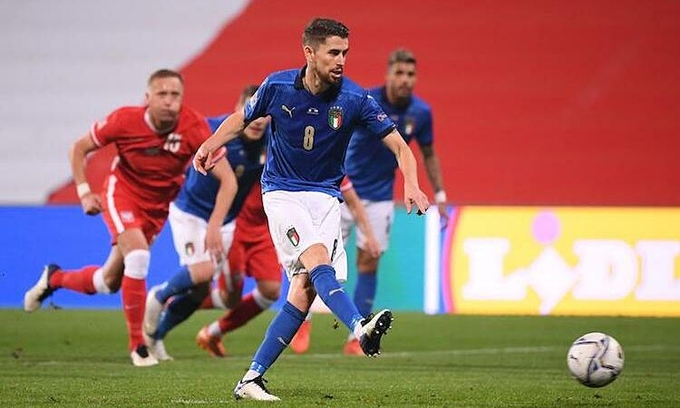 Jorginho đá phạt đền thành công, khai thông bế tắc cho Italy.