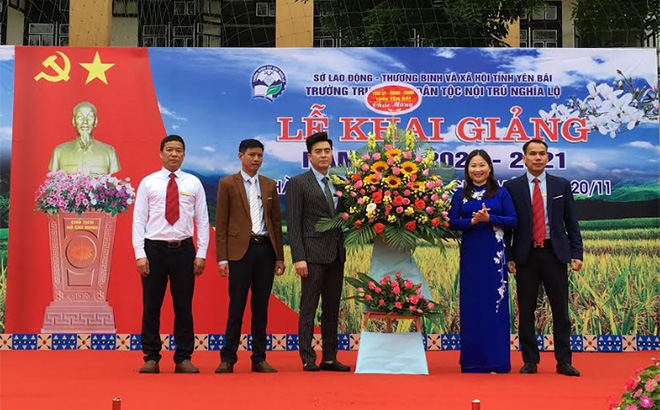 Vice Chairwoman of Yen Bai provincial People’s Committee Vu Thi Hien Hanh presents flowers to the school on the occasion of 38th Vietnamese Teachers’ Day.