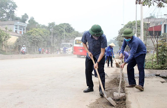 Lãnh đạo huyện Yên Bình cùng người dân dọn vệ sinh môi trường trong “Ngày thứ Bảy cùng dân”.