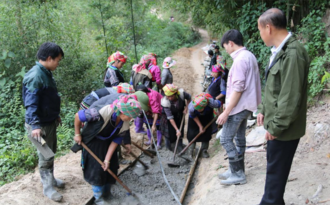 Nhân dân bản Chế Cu Nha, xã Chế Cu Nha kiên cố hóa đường giao thông nông thôn.